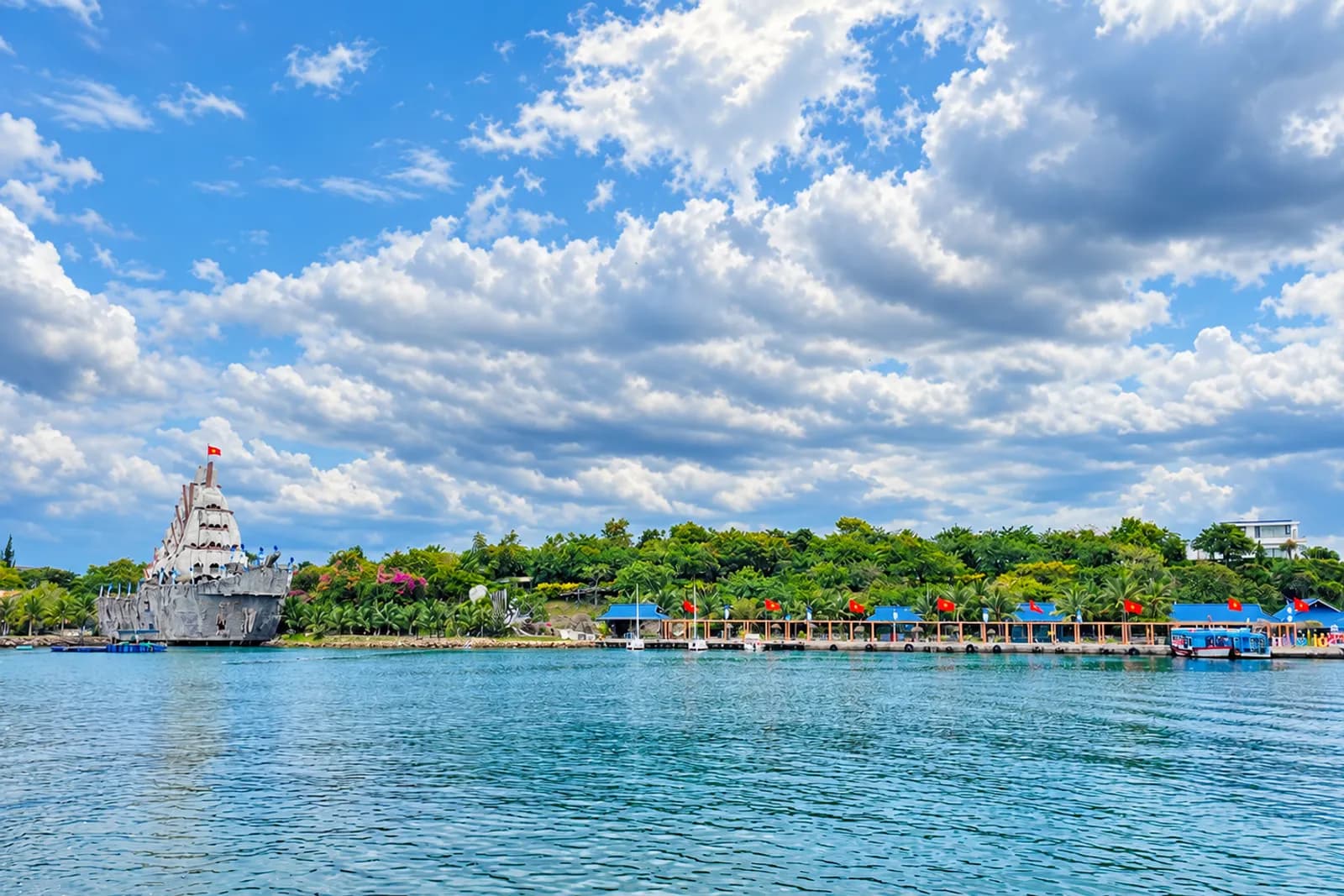 Tour 4 đảo Nha Trang: Thủy Cung Trí Nguyên – Bãi Sỏi – Làng Chài – Bãi Tranh – ảnh 3