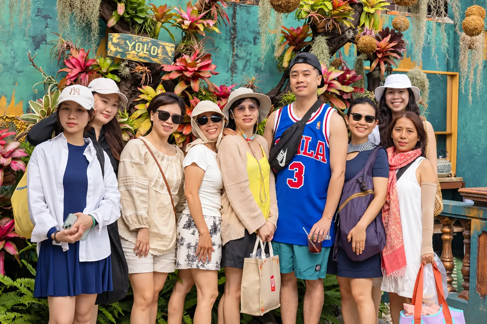 Không gian phòng chờ của tour Yolo Ocean Camp Nha Trang