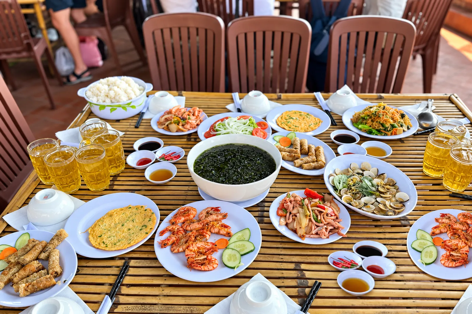 Bữa trưa hải sản tại khu du lịch Con Sẻ Tre trong tour Yolo Nha Trang
