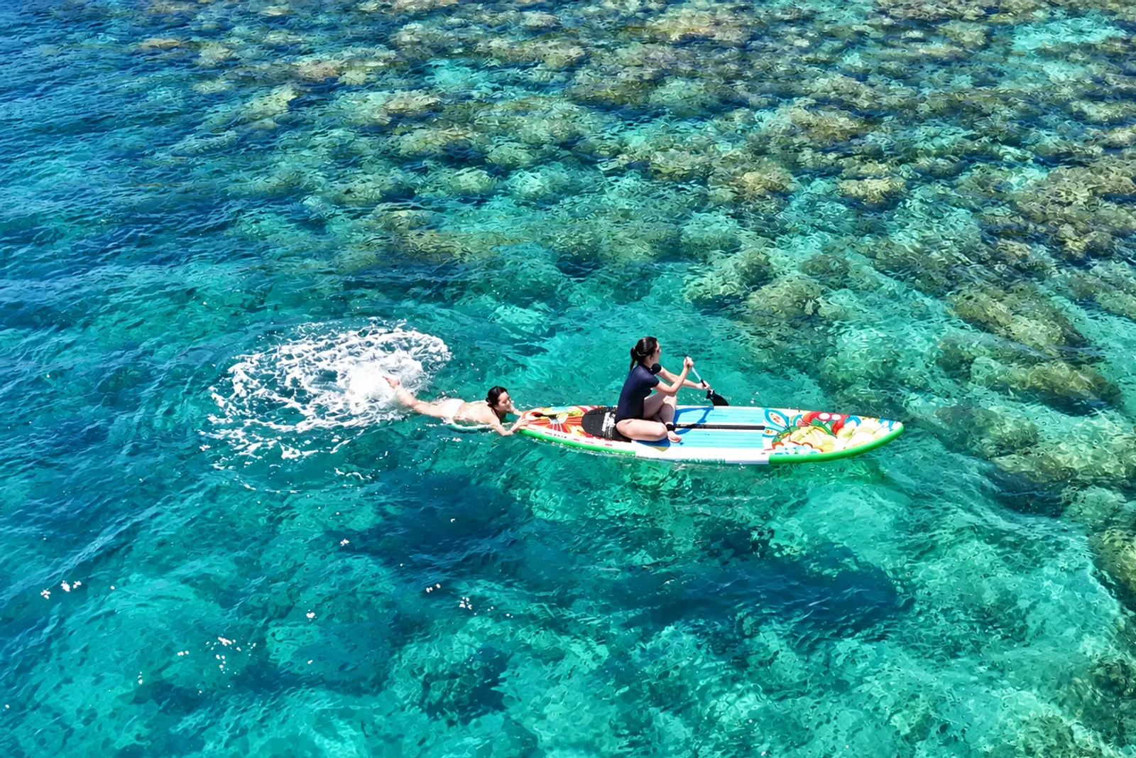 Du khách chèo thuyền SUP trên biển trong tour Yolo Ocean Camp Nha Trang