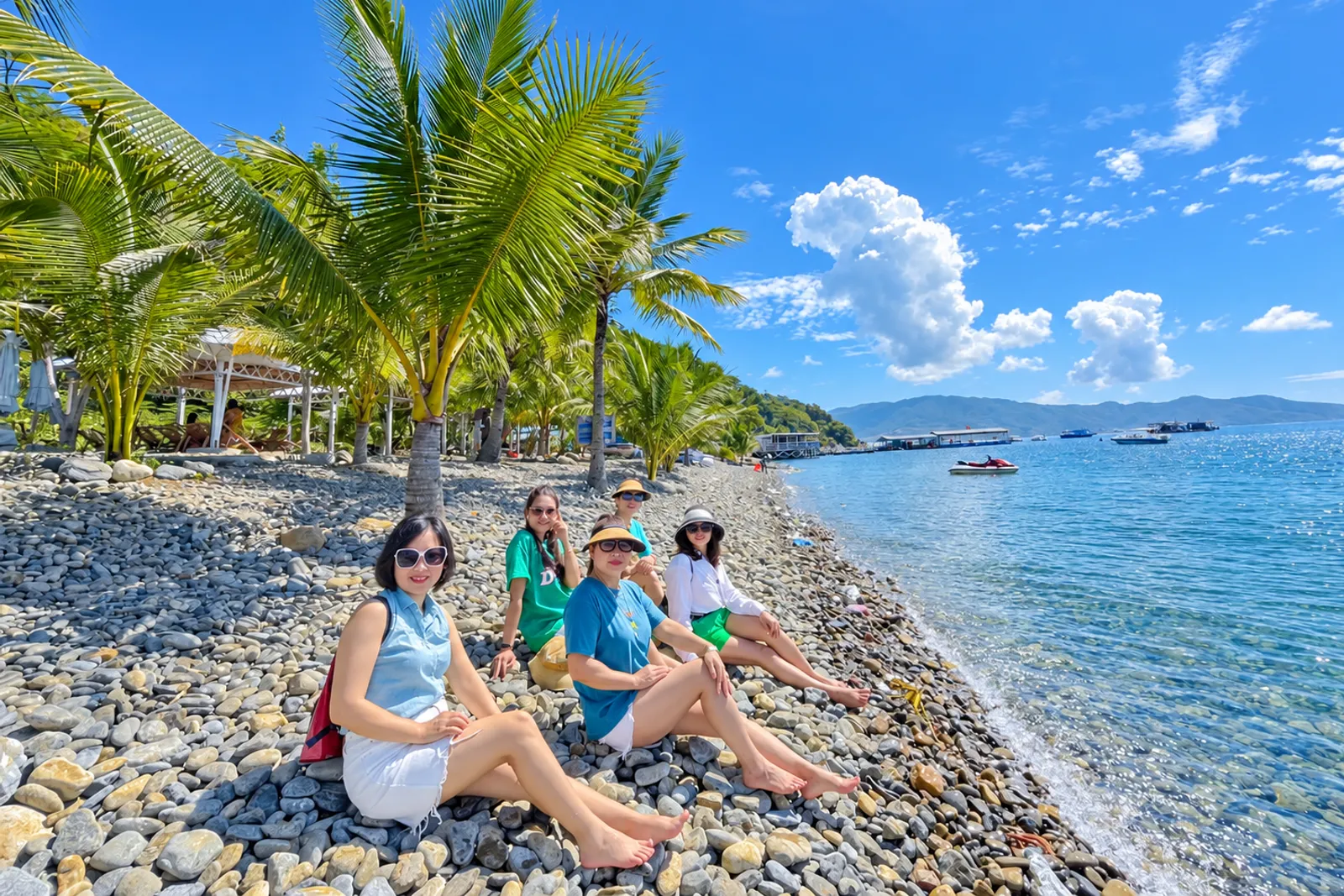 Du khách chụp ảnh bên bờ biển trong xanh tại Bãi Tranh Nha Trang