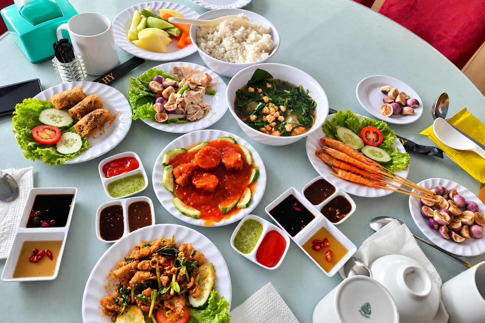 Các món ăn trưa được phục vụ tại resort Vĩnh Hy trong hành trình tour
