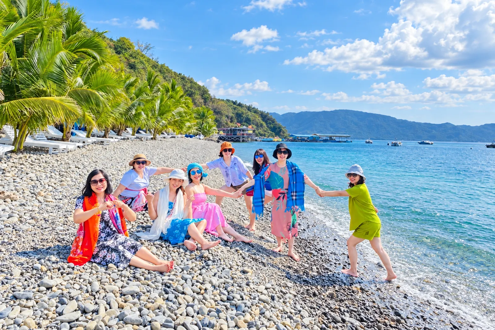 Gia đình vui vẻ chụp ảnh kỷ niệm bên bờ biển Bãi Tranh Nha Trang