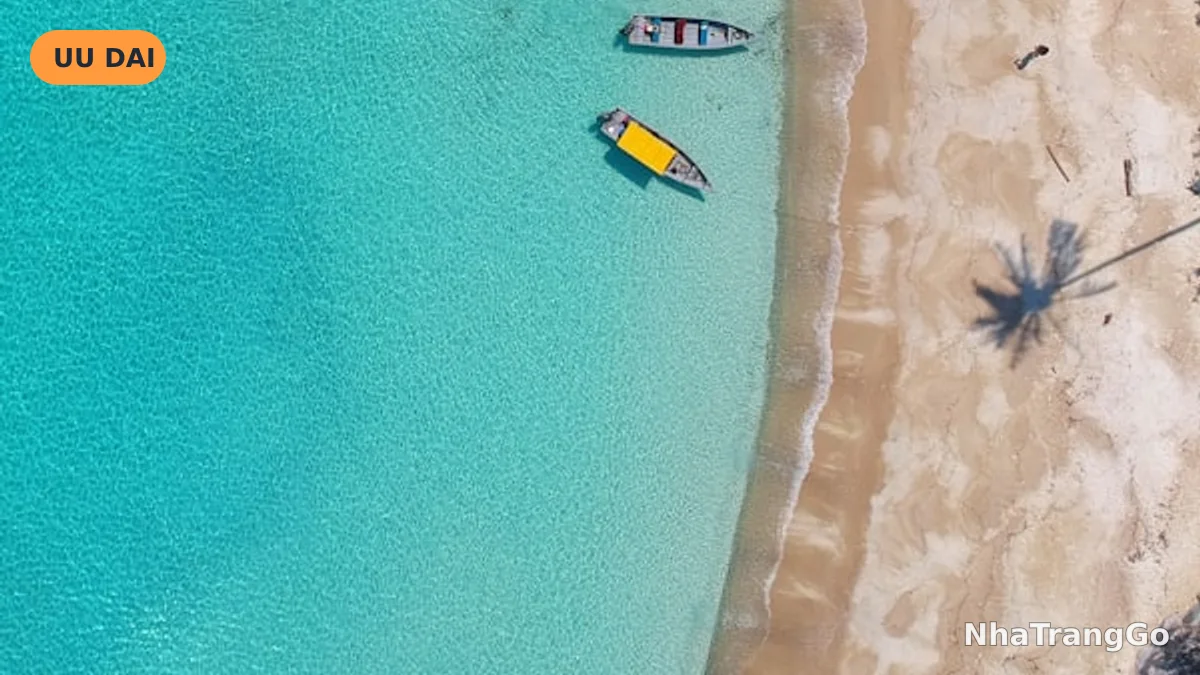 Quần thể đá Hòn Chồng nhô ra biển nhìn về vịnh Nha Trang
