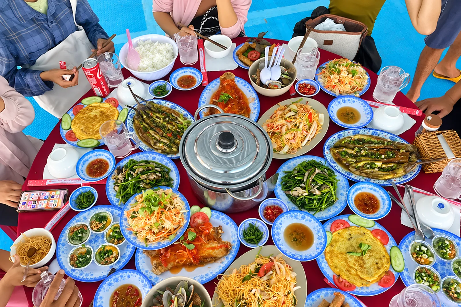 Bàn ăn tại Làng Chài Nha Trang với nhiều món hải sản tươi ngon