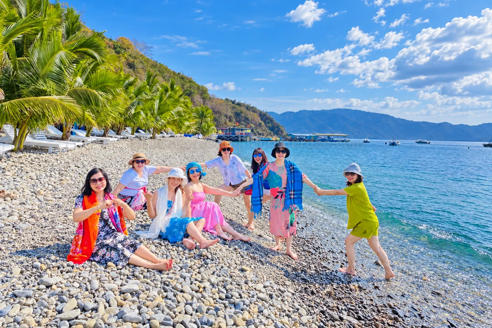 Gia đình vui vẻ check-in trong chuyến tham quan Bãi Tranh Nha Trang