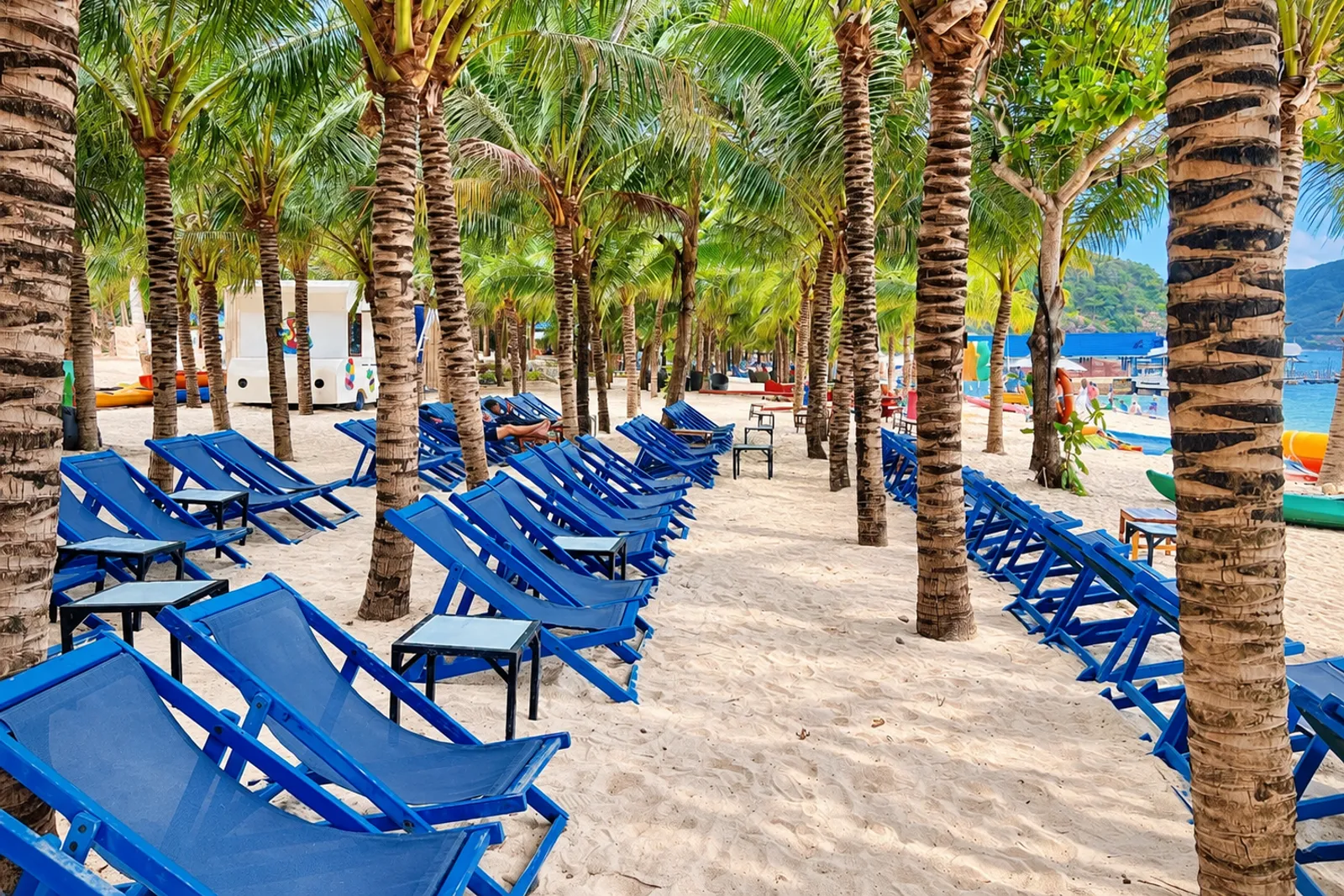 Bãi Sỏi Nha Trang với làn nước trong xanh, thích hợp tắm biển và nghỉ ngơi vào buổi chiều