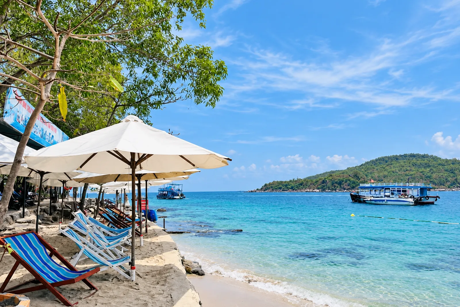 Khung cảnh biển yên bình, nước xanh trong tại Hòn Mun, Nha Trang