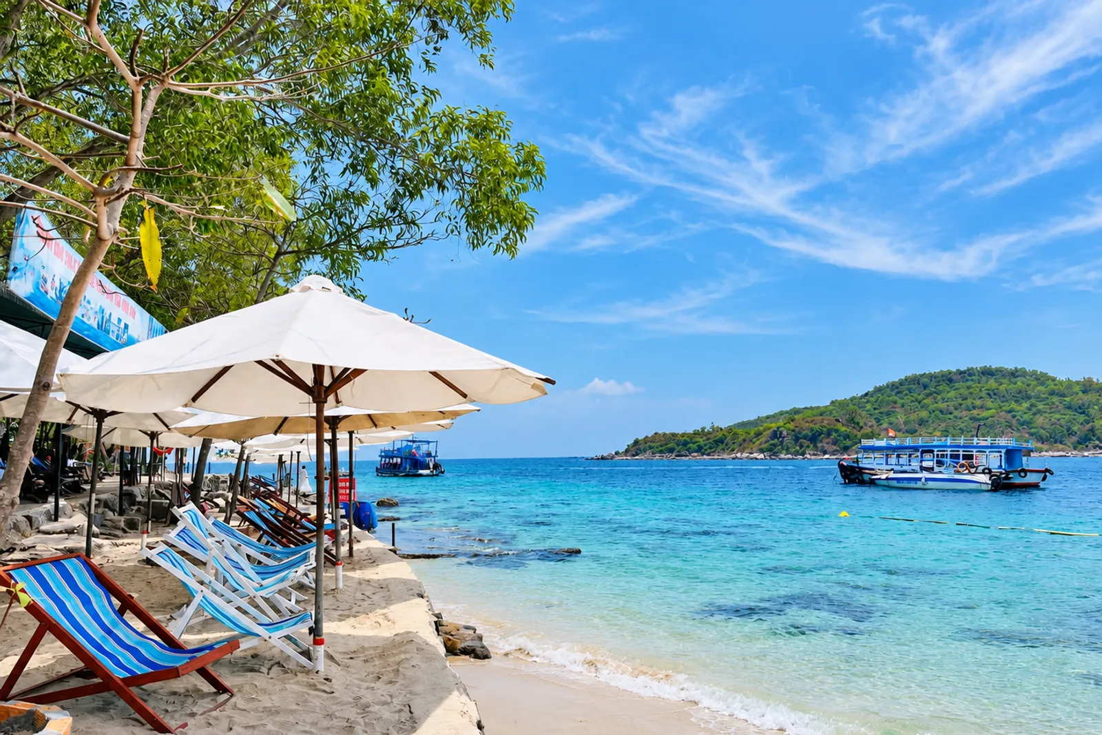 Khung cảnh biển yên bình với nước xanh trong và bờ đá tại Hòn Mun Nha Trang