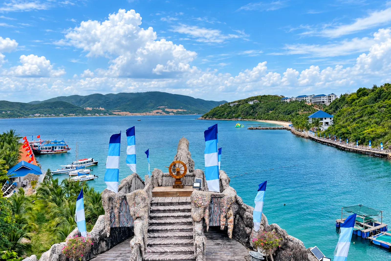 Khuôn viên bên ngoài Thủy Cung Trí Nguyên thoáng đãng, hướng ra biển Nha Trang