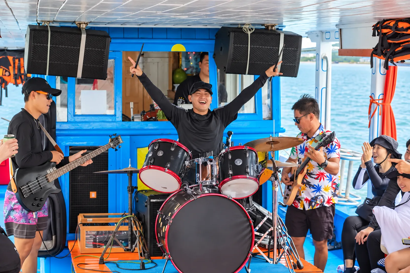 Biểu diễn nhạc sống trong tour Yolo Nha Trang