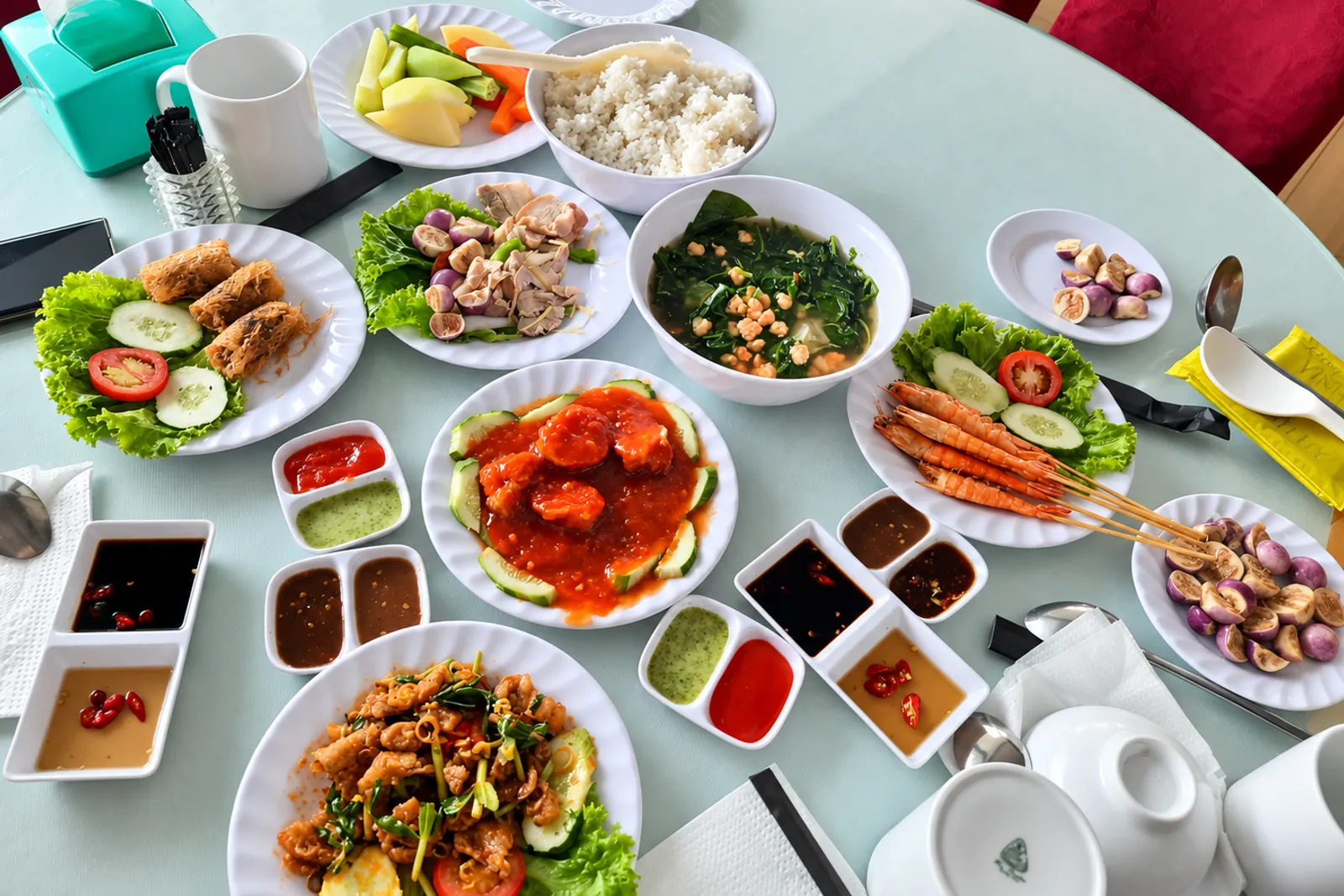 Bữa trưa với nhiều món ăn địa phương tại resort Vĩnh Hy