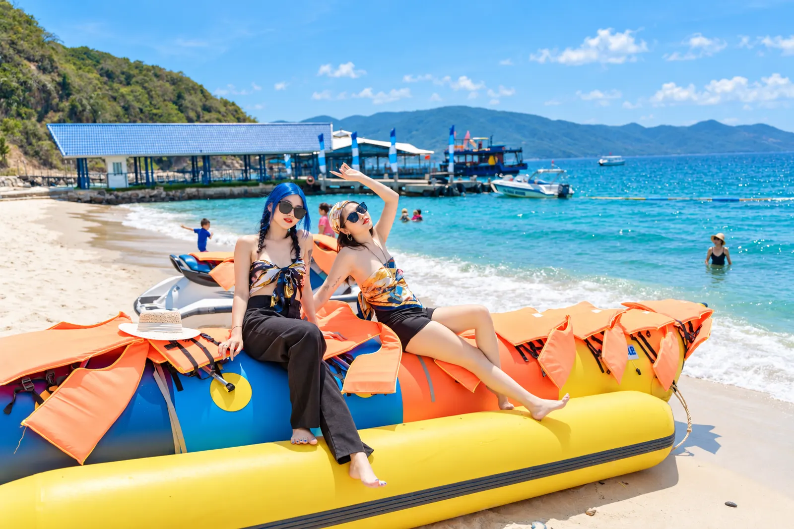Du khách check-in tại Bãi Sỏi Beach với bãi đá ven làn nước biển trong xanh
