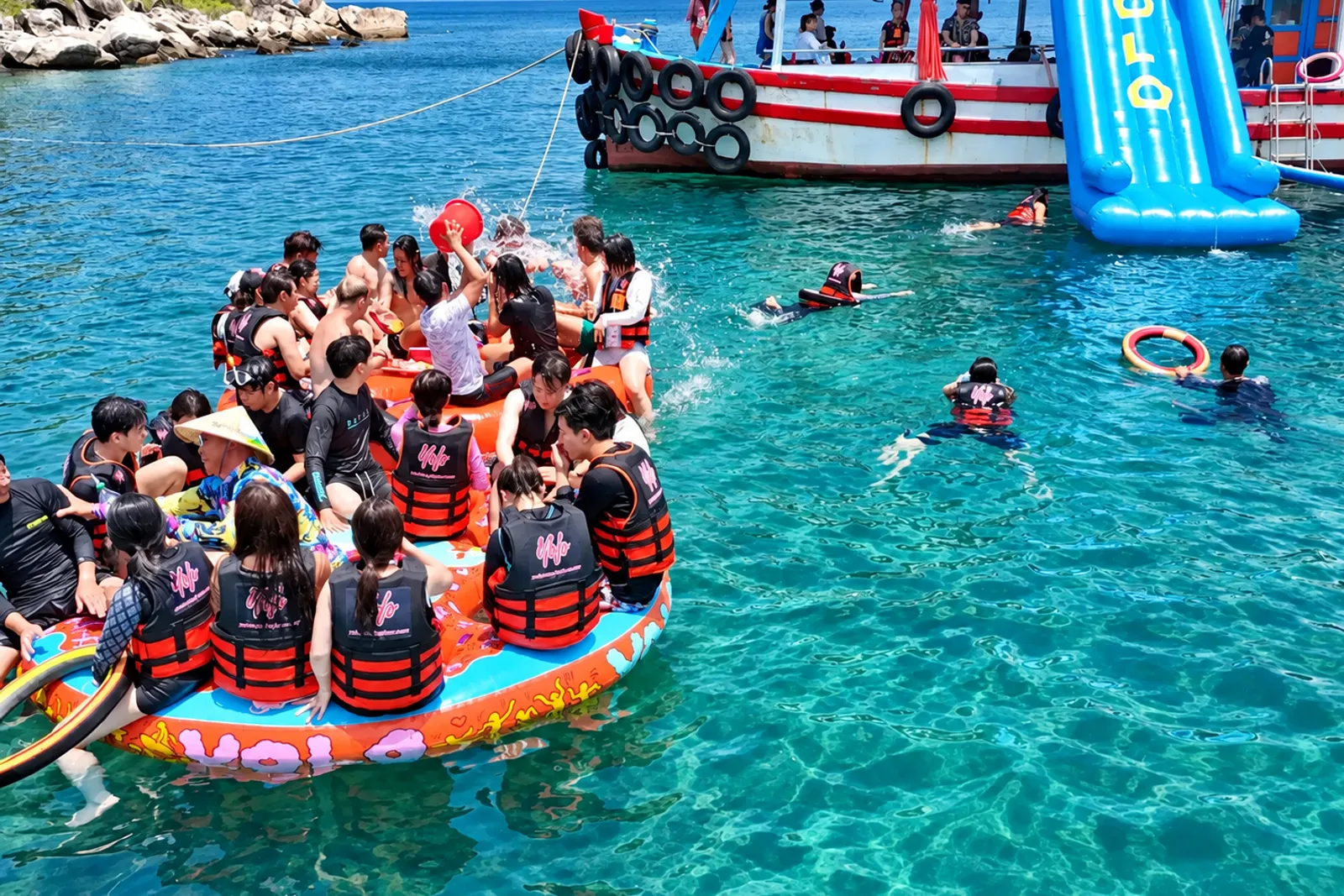 Du khách thư giãn tại bar nổi trên biển trong tour Yolo Nha Trang